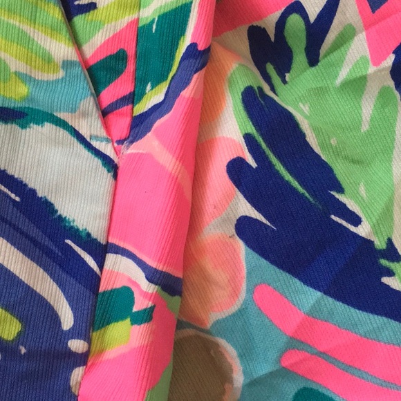 Lilly Pulitzer scalloped shorts. Size 2. - Picture 5 of 5